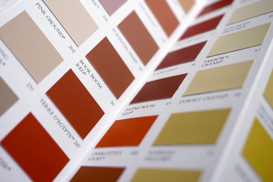 Carta de colores de pintura abierta en abanico