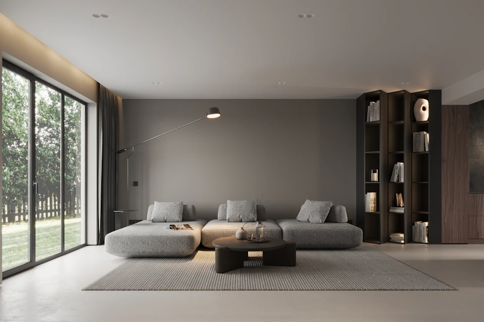 Salón moderno con un gran ventanal