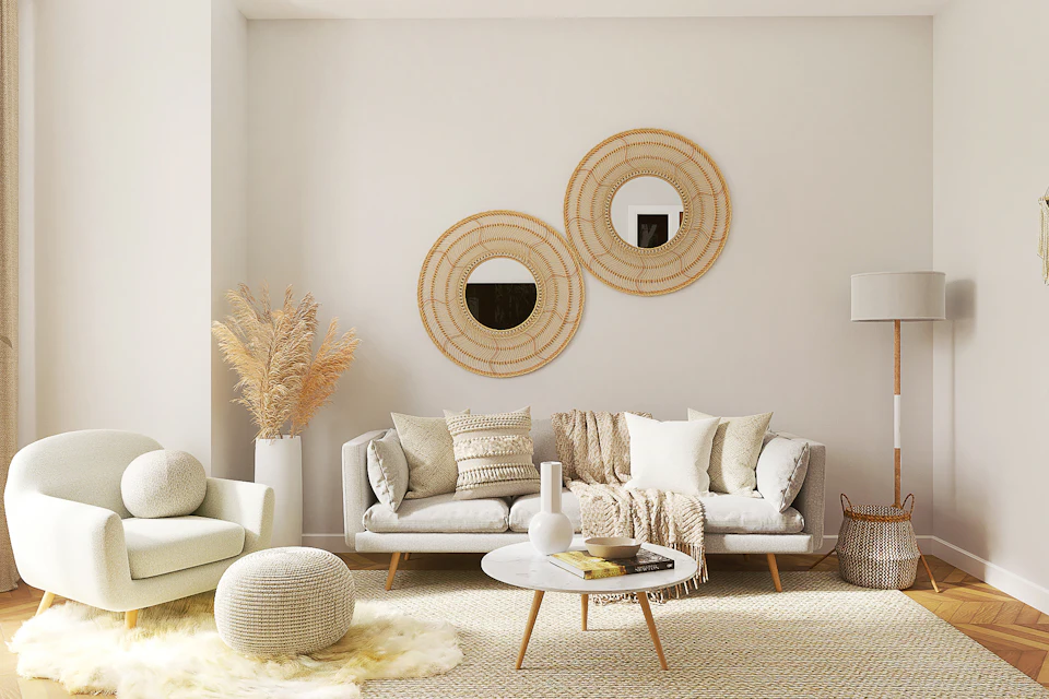 Sala de estar amueblada con un espejo en la pared