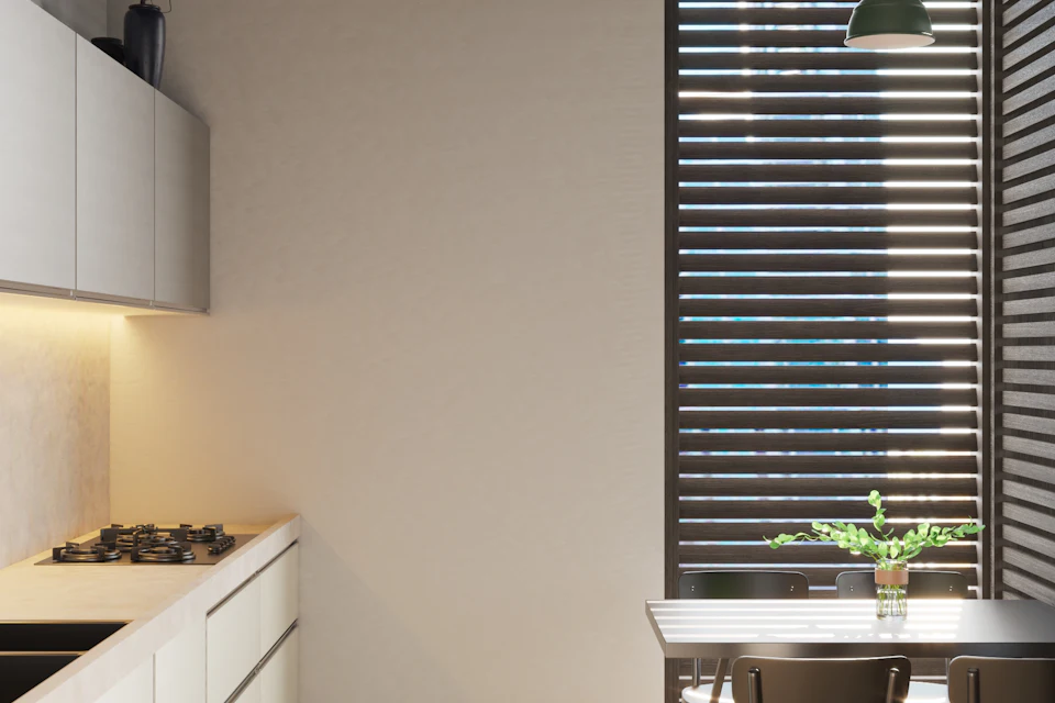 Cocina con mesa y sillas junto a una ventana